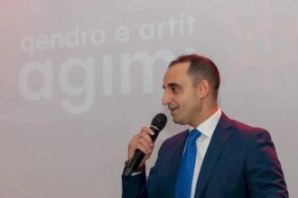 رحيل مفاجئ لسفير فلسطين في ألبانيا.. ومؤشرات تربط القرار بملفات فساد