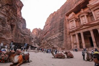 البترا تسجّل أعلى عدد زوار يومي منذ 2023… مؤشر تعافٍ قوي للحركة السياحية
