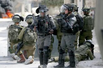 الاحتلال الإسرائيلي يعتقل مواطنين فلسطينيين من الخليل