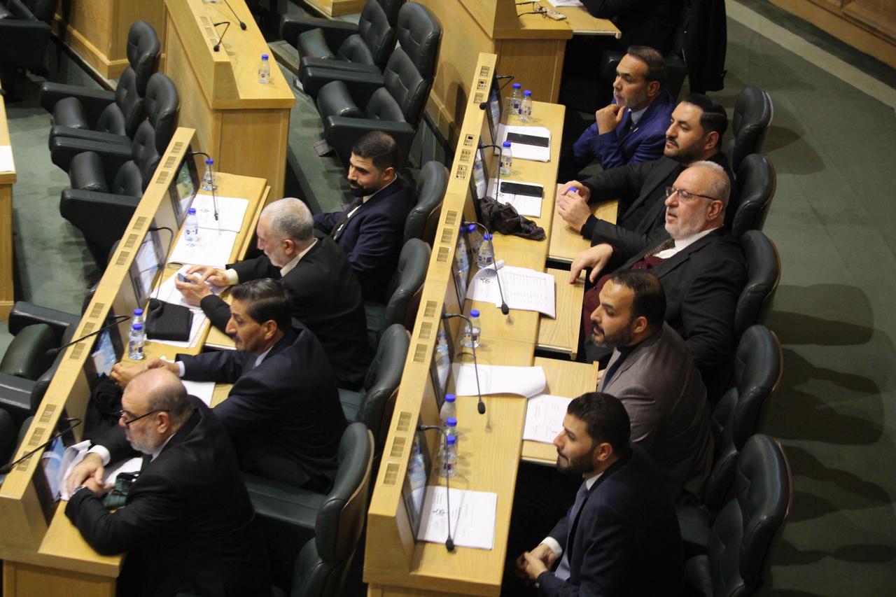 ريلز وأيادي لم ترفع وأخرى بقيت مرفوعة … تفاصيل التصويت على الموازنة ( أسماء)