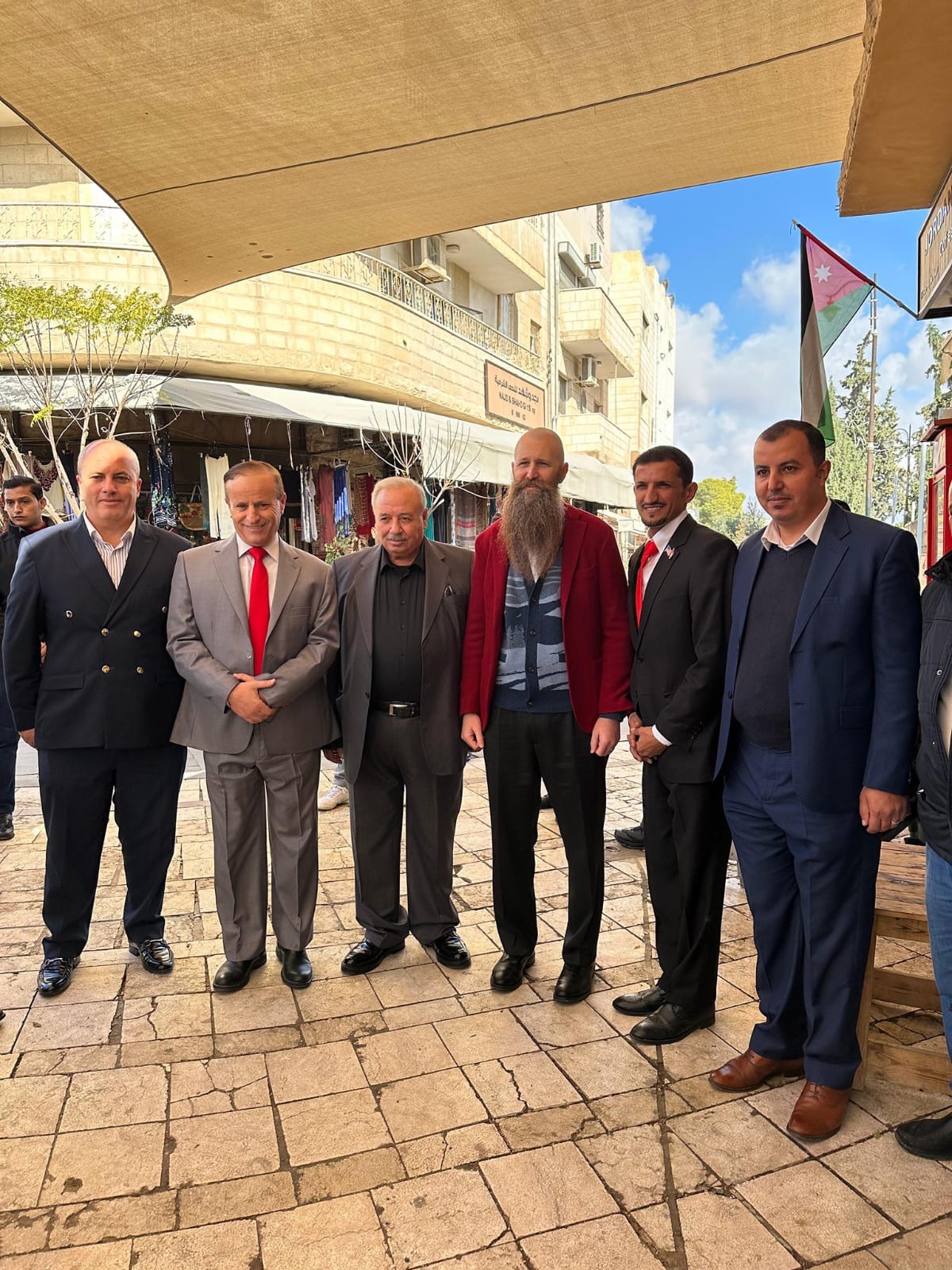 السفير الأمريكي يزور معهد الفسيفساء ويهديه صورته