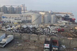 التحالف يستهدف أسلحة في ميناء المكلا جنوب اليمن