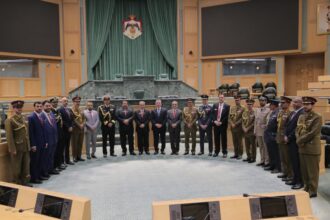 وفد من كلية الدفاع العُمانية يزور مجلس النواب