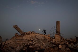 الاحتلال الإسرائيلي يواصل استهداف المباني السكنية في شرق غزة