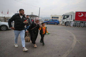 تركيا توقف الخدمات الصحية وتشدّد شروط الإقامة للاجئين السوريين