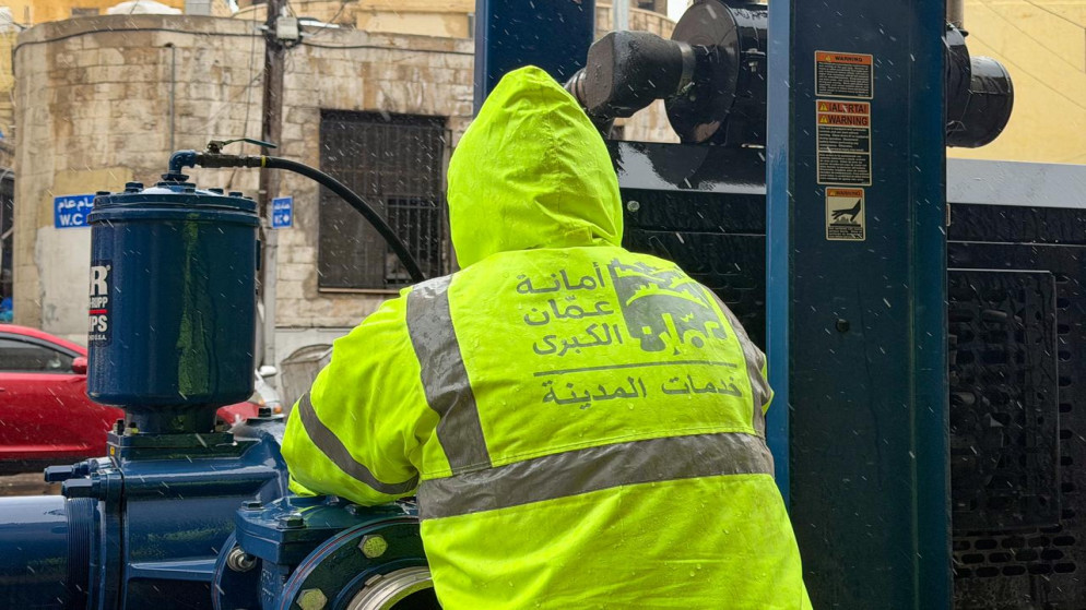 بالصور .. أمانة عمّان تتعامل مع ارتفاع منسوب المياه وتحذر المواطنين