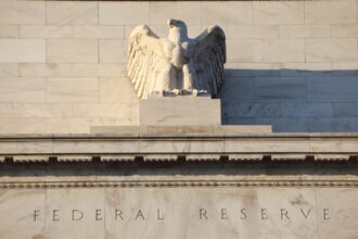 الدولار يستقر ترقباً لقرار الفائدة الأميركي