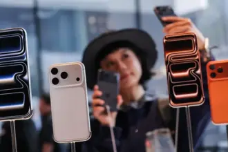 توقعات بانخفاض شحنات الهواتف المحمولة عالمياً في 2026 لهذا السبب