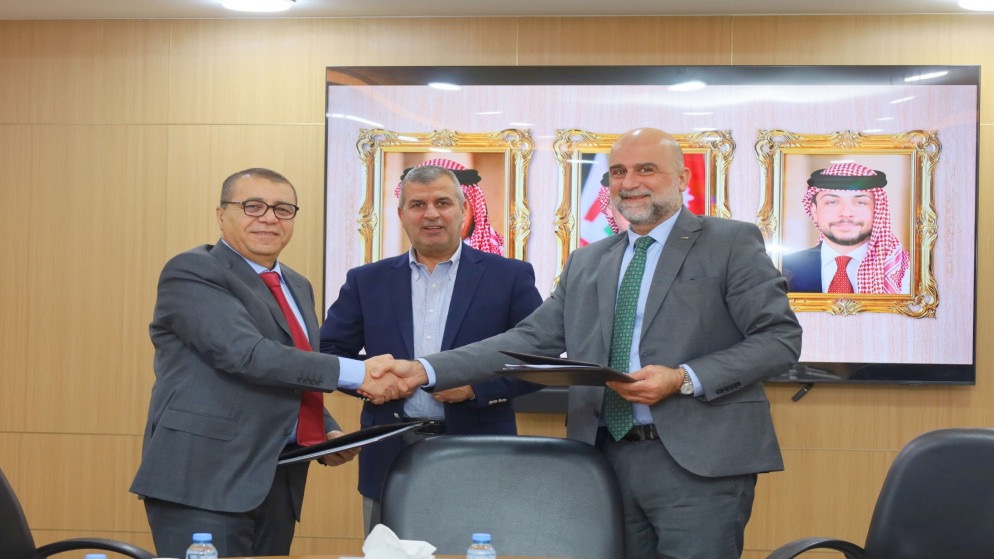 صورة حول : الأردن يوقّع اتفاقية لإنشاء محطة طاقة شمسية صناعية بقدرة 100 ميغاواط الأردن يوقّع اتفاقية لإنشاء محطة طاقة شمسية صناعية بقدرة 100 ميغاواط