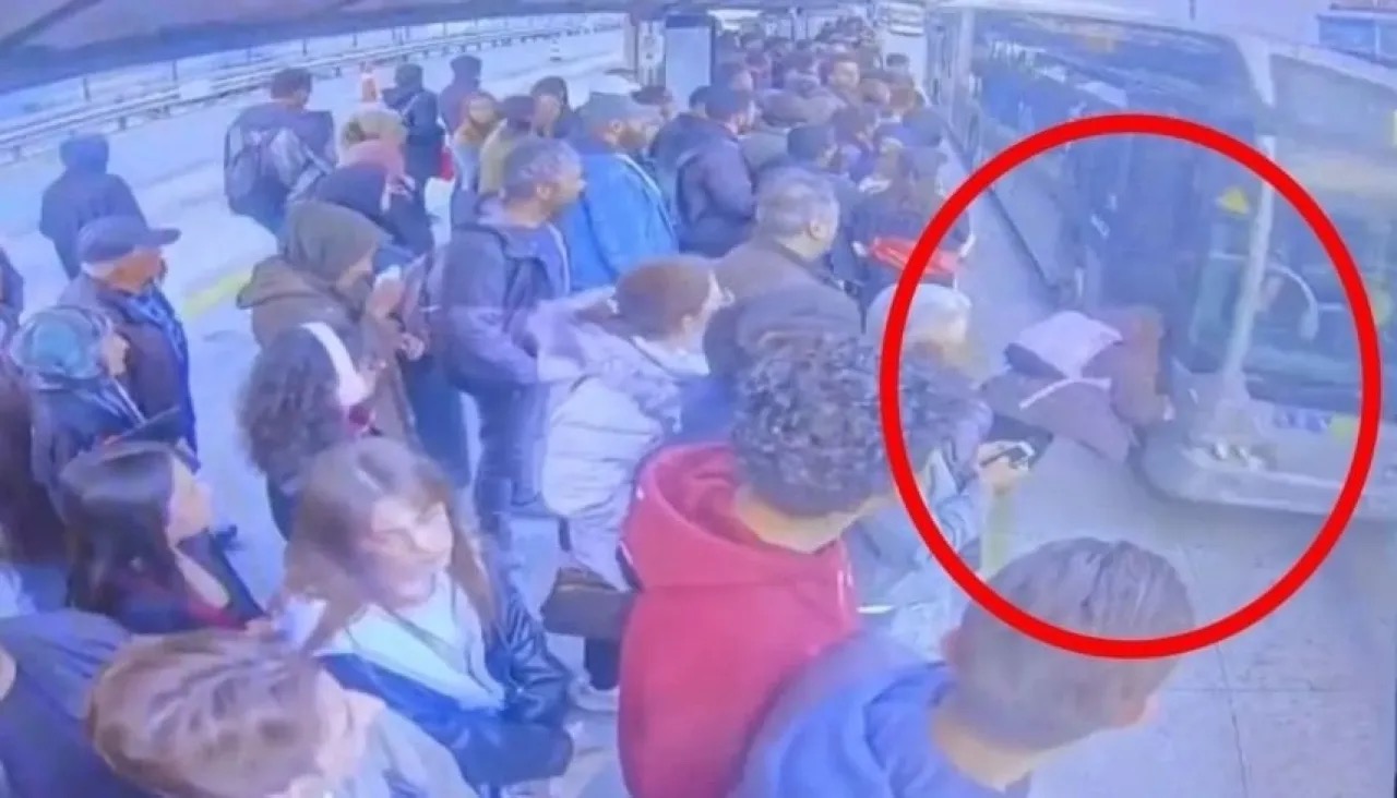 صورة حول : سقوط فتاة أمام حافلة وإصابتها بجروح خطيرة في إسطنبول سقوط فتاة أمام حافلة وإصابتها بجروح خطيرة في إسطنبول