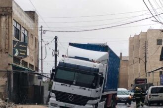 عاجل | سقوط شاحنة في حفرة يغلق طريق مسجد خالد بن الوليد في المقابلين