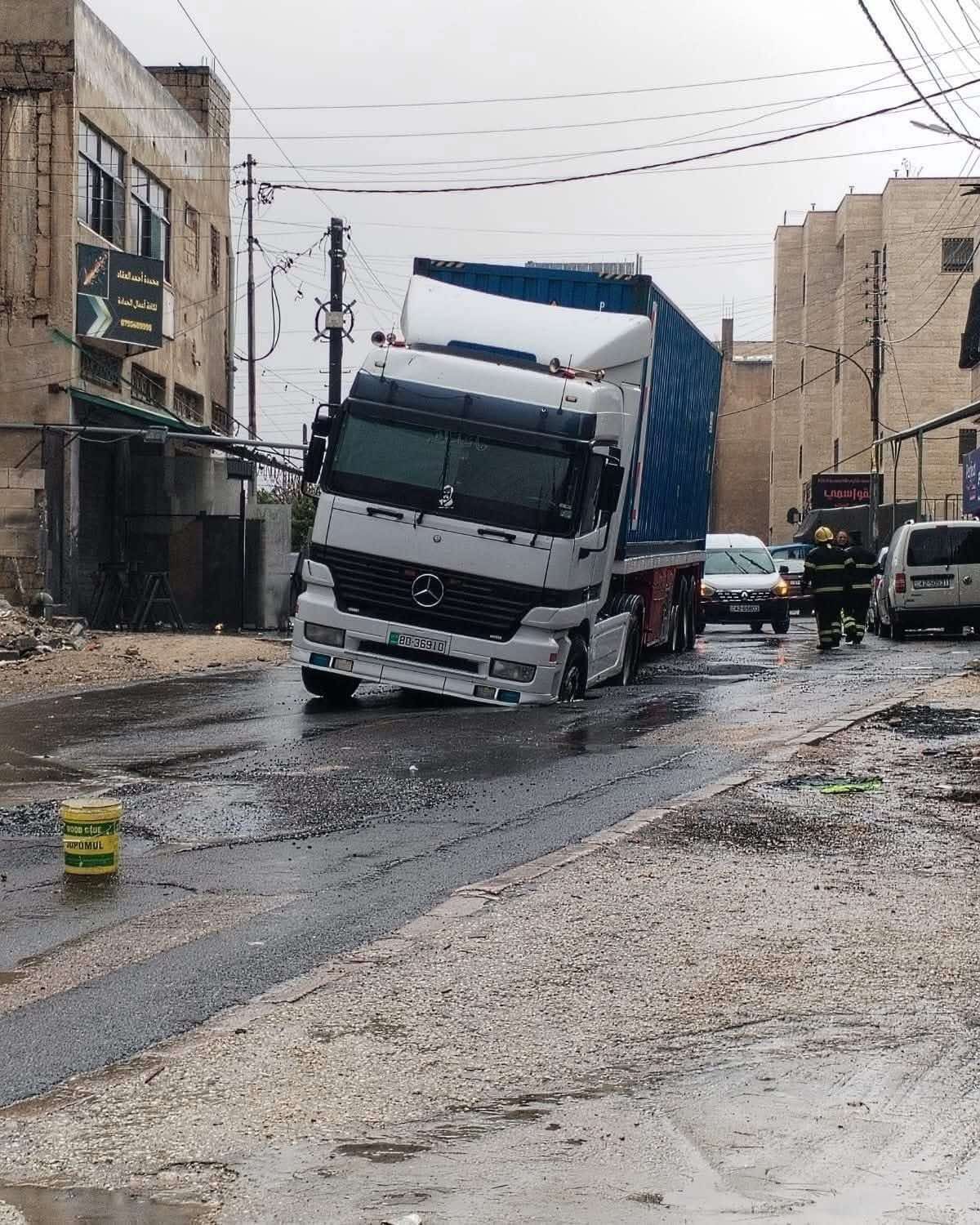 عاجل | سقوط شاحنة في حفرة يغلق طريق مسجد خالد بن الوليد في المقابلين