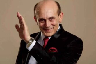 محمد صبحي ينهار أمام الزحام بعد تكريمه