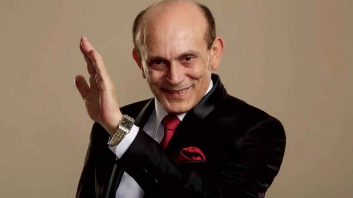 صورة حول : محمد صبحي ينهار أمام الزحام بعد تكريمه محمد صبحي ينهار أمام الزحام بعد تكريمه