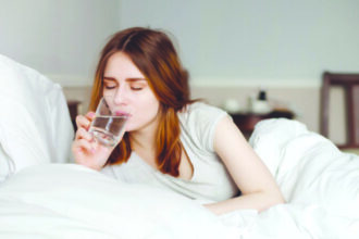 هل شرب الماء الدافئ أول شيء في الصباح أفضل من القهوة؟