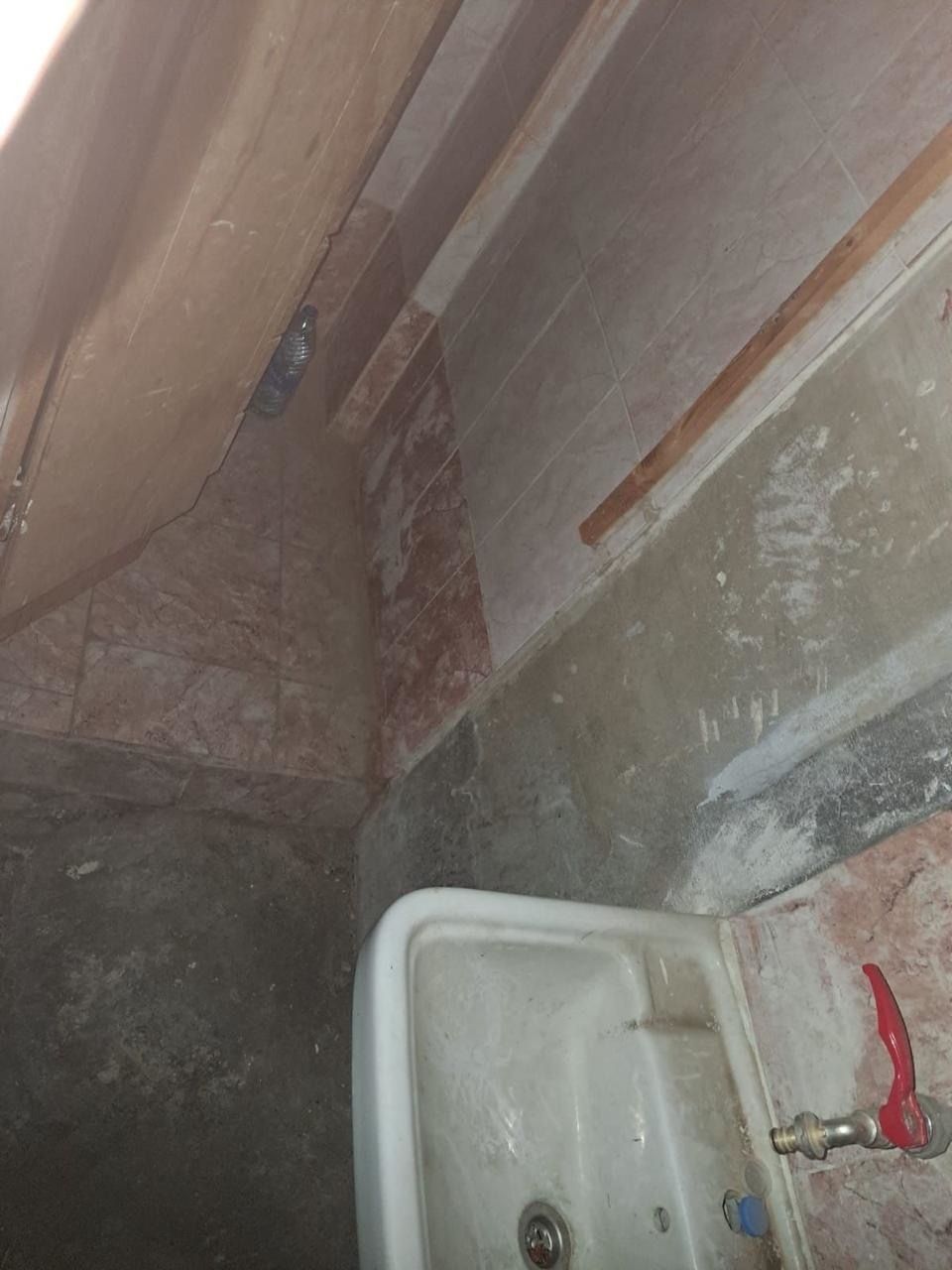 عاجل | إغلاق مستودع جميد غير مرخص وضبط 25 طنًا فاسدًا في عمان.. صور