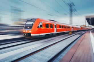 السعودية وقطر توقعان اتفاقية إنشاء قطار كهربائي سريع يربط الرياض بالدوحة