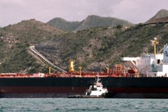 التهديد الأميركي يعرقل نقل النفط الفنزويلي ويوقف حركة ناقلاته