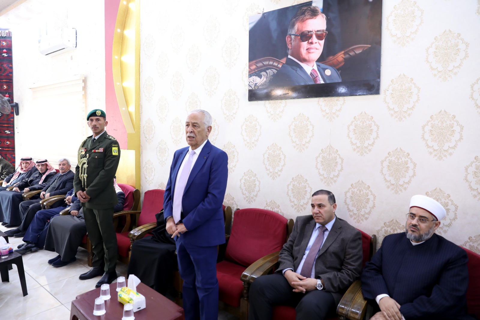 صورة حول : العيسوي ينقل تعازي الملك وولي العهد إلى عشيرة الخلايلة العيسوي ينقل تعازي الملك وولي العهد إلى عشيرة الخلايلة