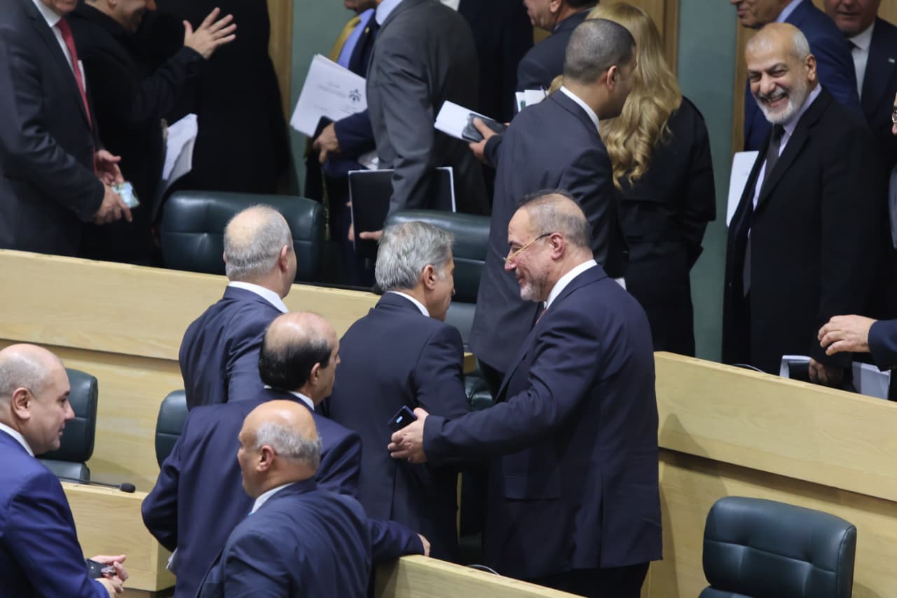 بالصور النواب يهنئون جعفر حسان بعد إقرار الموازنة