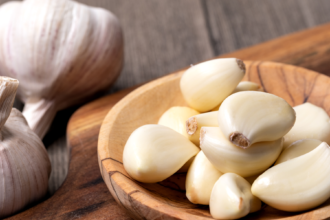 عاجل | الدفاع المدني ينقذ فتاة من الاختناق بقطعة ثوم في الزرقاء