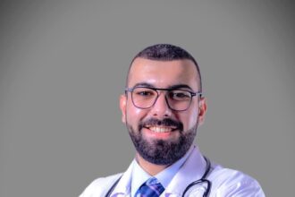 الدكتور عبداللّٰه الصمادي مُبارك الطب البشري من جامعة الإسكندرية