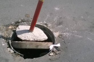 عاجل | السجن والغرامة لأب وابنه سرقا غطاء منهل في عمان