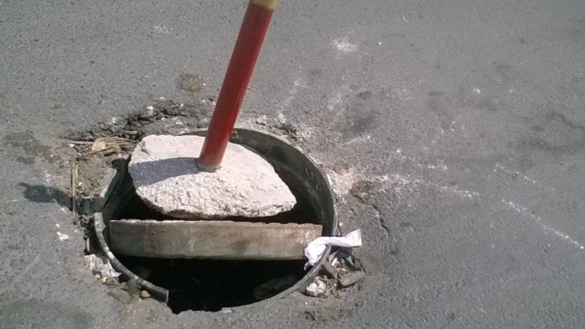 عاجل | السجن والغرامة لأب وابنه سرقا غطاء منهل في عمان