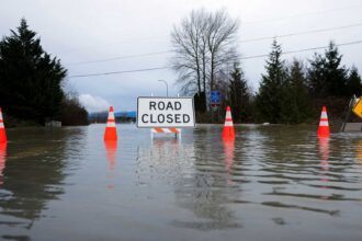 فيضان تاريخي يضرب واشنطن ويجبر 100 ألف على الإخلاء