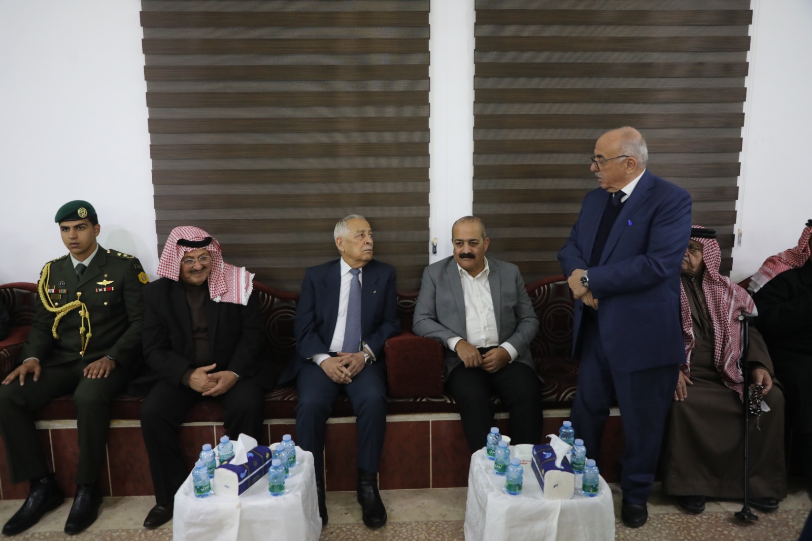 صورة حول : العيسوي ينقل تعازي الملك وولي العهد إلى عشائر الشبول والرشدان والخلايلة والسعايدة والبقور العيسوي ينقل تعازي الملك وولي العهد إلى عشائر الشبول والرشدان والخلايلة والسعايدة والبقور