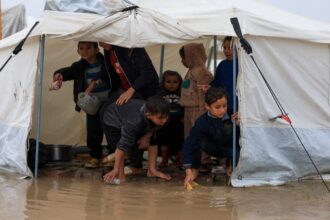 أطباء بلا حدود تحذر … أطفال غزة يموتون بردًا