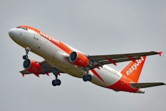 محاولة تهريب جثة على متن طائرة بزعم أنها نائمة ومتعبة