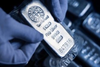قفز أسعار الفضة فوق 65 دولاراً مع ارتفاع الذهب بعد بيانات البطالة الأمريكية