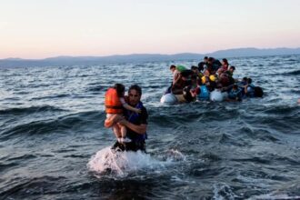 وفاة 17 مهاجراً و15 مفقوداً في غرق قارب قرب جزيرة كريت