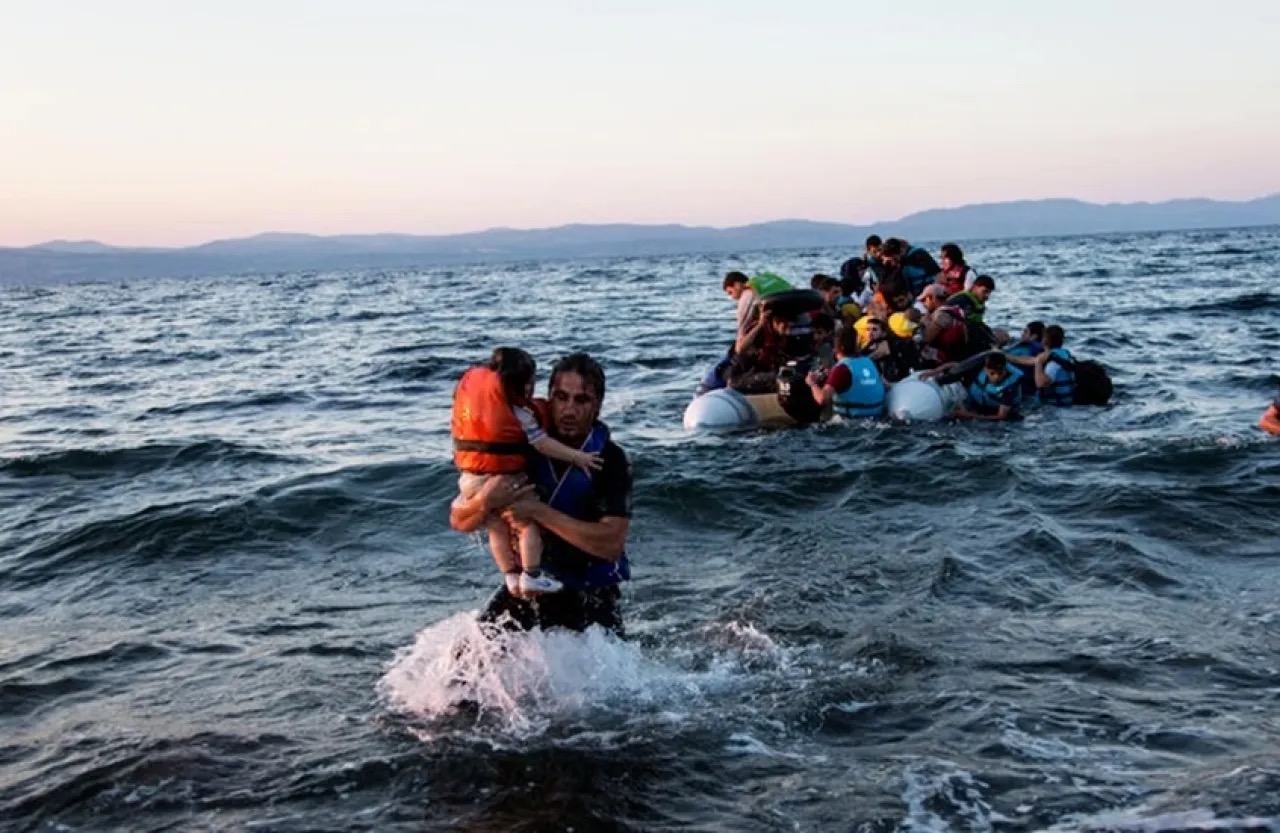 صورة حول : وفاة 17 مهاجراً و15 مفقوداً في غرق قارب قرب جزيرة كريت وفاة 17 مهاجراً و15 مفقوداً في غرق قارب قرب جزيرة كريت