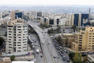 منخفض جوي يبدأ بالتأثير الأربعاء… وأمطار غزيرة وتحذيرات من السيول