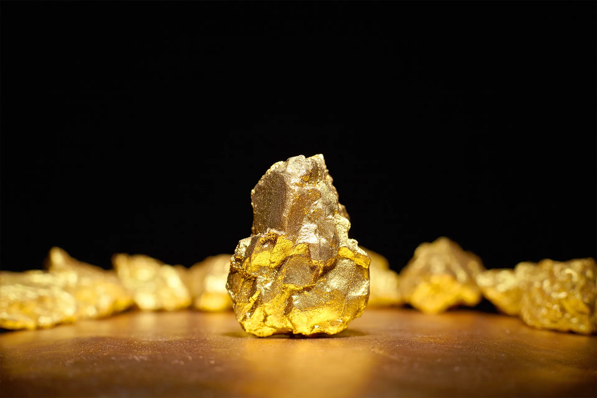 الذهب يتأرجح بين الانخفاض والارتفاع محليًا وعالميًا