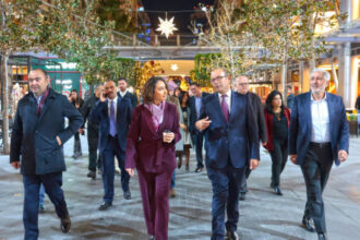 عاجل | الأميرة ريم علي تضيء شجرة عيد الميلاد بالبوليفارد