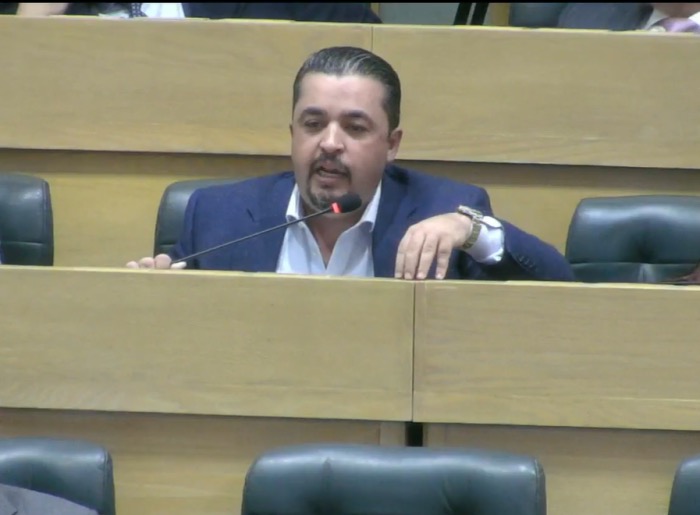 العزّوني ينتقد الحكومة: فرص تاريخية تضيع واعتراف بخطأ تشريعي