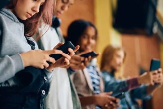 تشيلي تحظر استخدام الهواتف الذكية في المدارس الابتدائية والثانوية