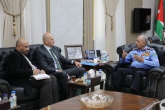 مدير الأمن العام يلتقي رئيس بعثة الصليب الأحمر في الأردن