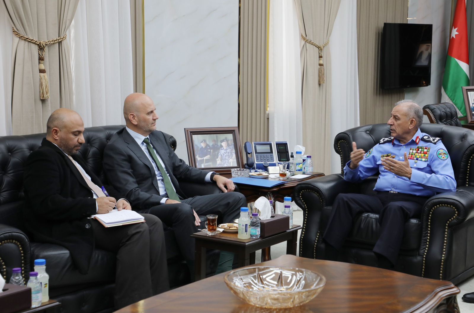 صورة حول : مدير الأمن العام يلتقي رئيس بعثة الصليب الأحمر في الأردن مدير الأمن العام يلتقي رئيس بعثة الصليب الأحمر في الأردن