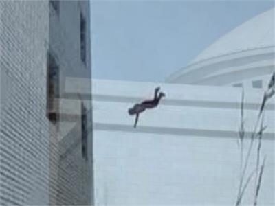 صورة حول : سقوط أم من الطابق العاشر مع طفليها التوأم سقوط أم من الطابق العاشر مع طفليها التوأم