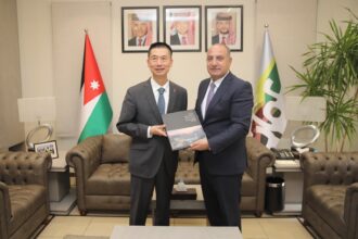 الشواربة يستعرض خطط والمشاريع الامانة مع السفير الصيني