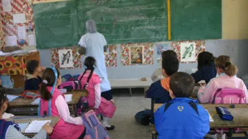 صورة حول : هجوم واعتداء زوج على معلمة داخل مدرسة اثار الذعر بين الطلبة هجوم واعتداء زوج على معلمة داخل مدرسة اثار الذعر بين الطلبة