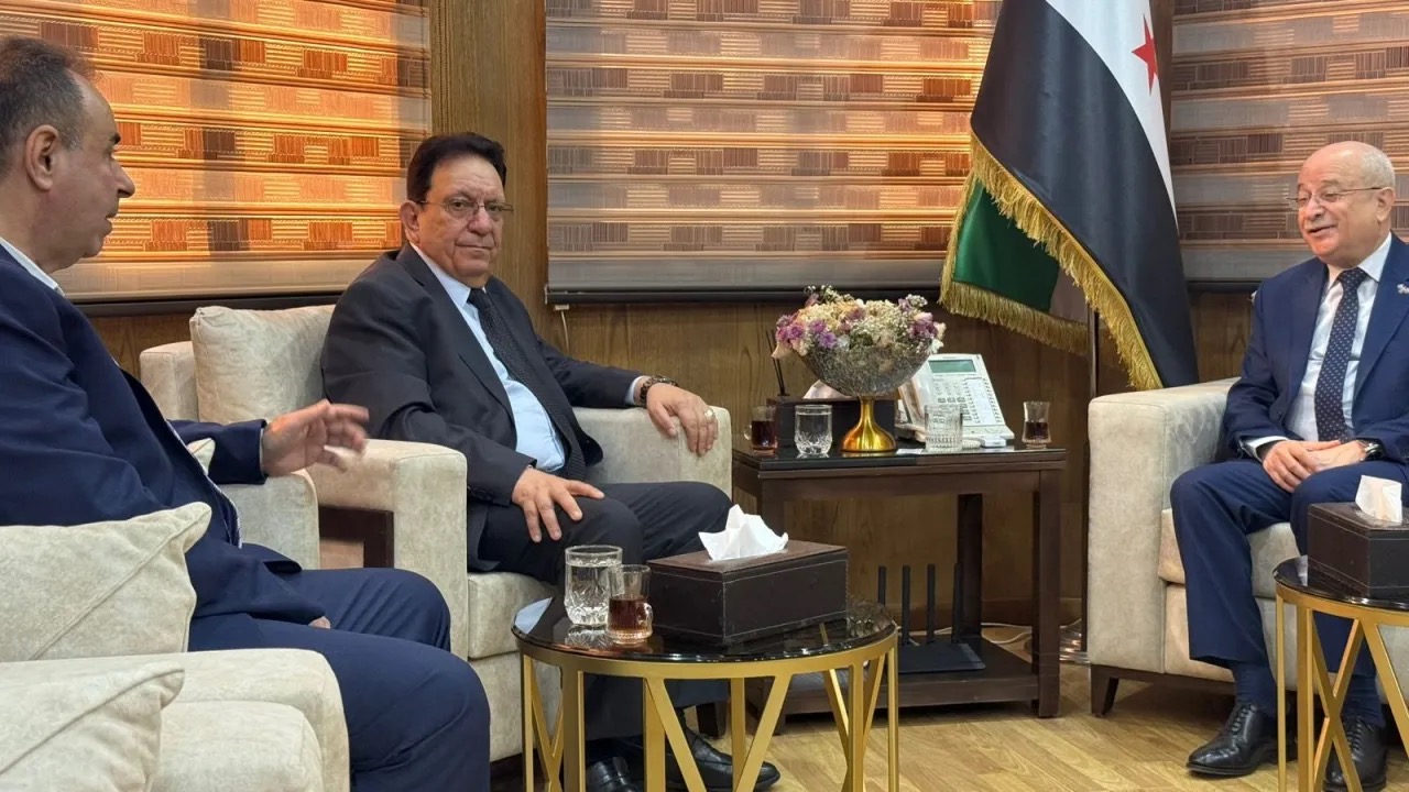 صورة حول : وزير النقل السوري يبحث تعزيز التعاون العربي مع الاتحاد العربي للنقل البري وزير النقل السوري يبحث تعزيز التعاون العربي مع الاتحاد العربي للنقل البري