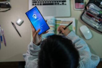 شركات المحاسبة في هونغ كونغ توسّع فرقها بالذكاء الاصطناعي