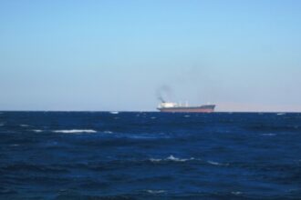 سفينة تجارية تواجه إطلاق نار قبالة السواحل اليمنية