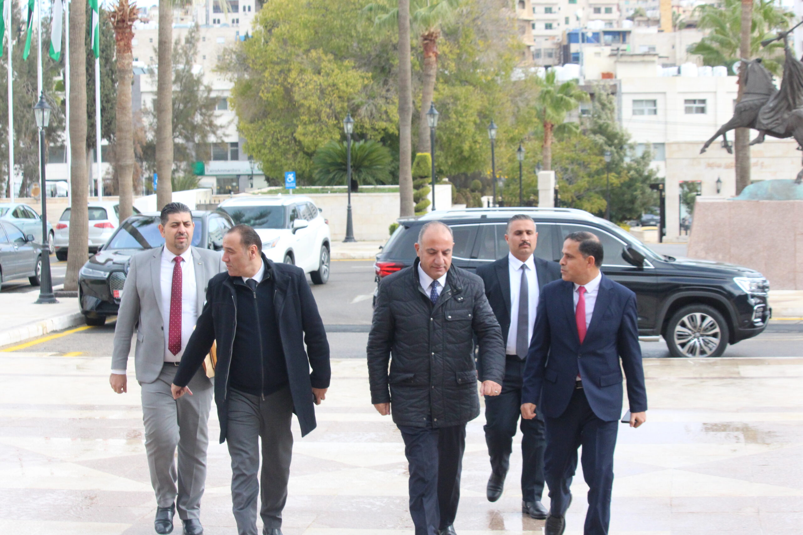 صورة حول : حرس ام موظفين ماذا يفعل الشواربة في مجلس الامة ان لم يكن تحت القبة حرس ام موظفين ماذا يفعل الشواربة في مجلس الامة ان لم يكن تحت القبة