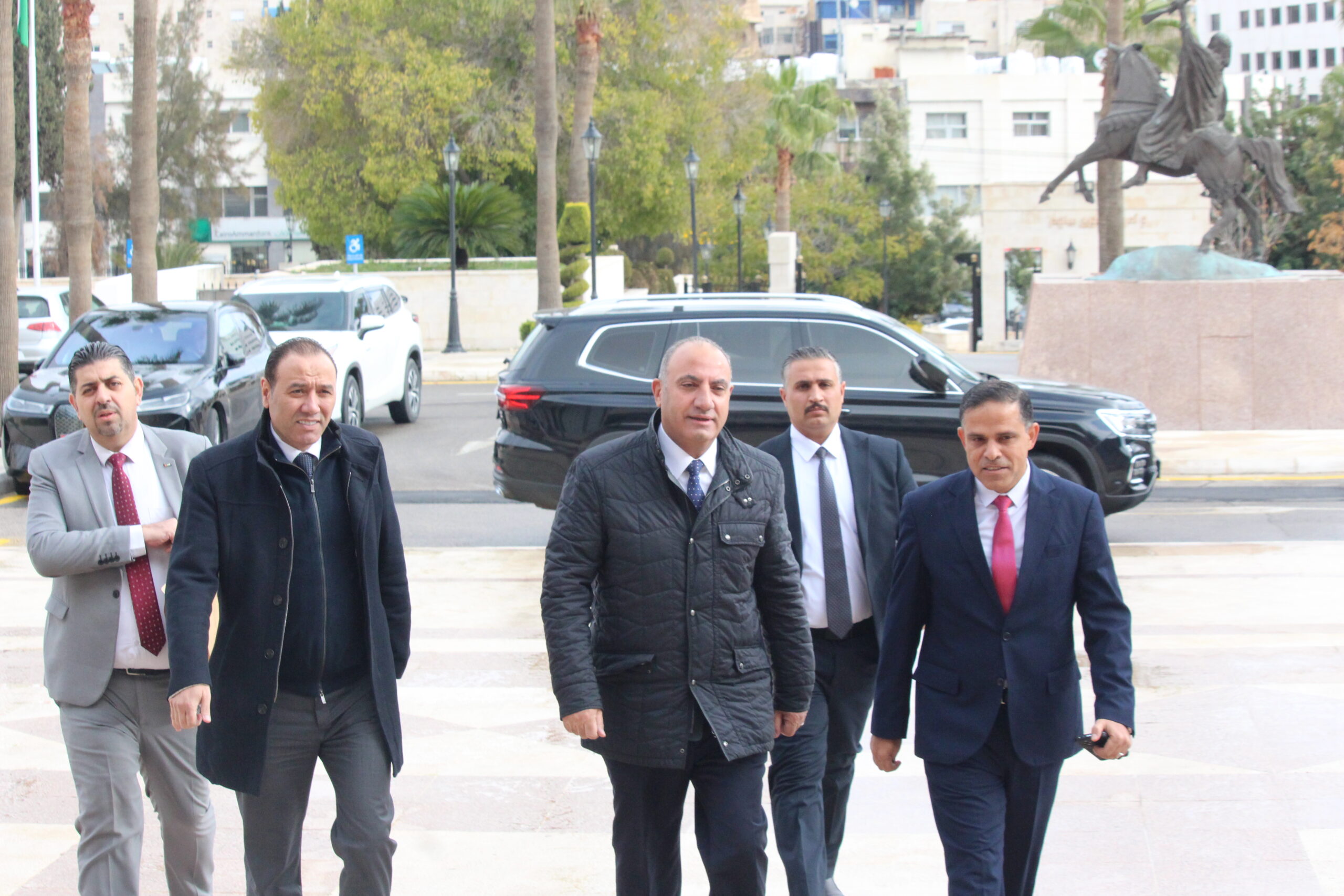 حرس ام موظفين ماذا يفعل الشواربة في مجلس الامة ان لم يكن تحت القبة